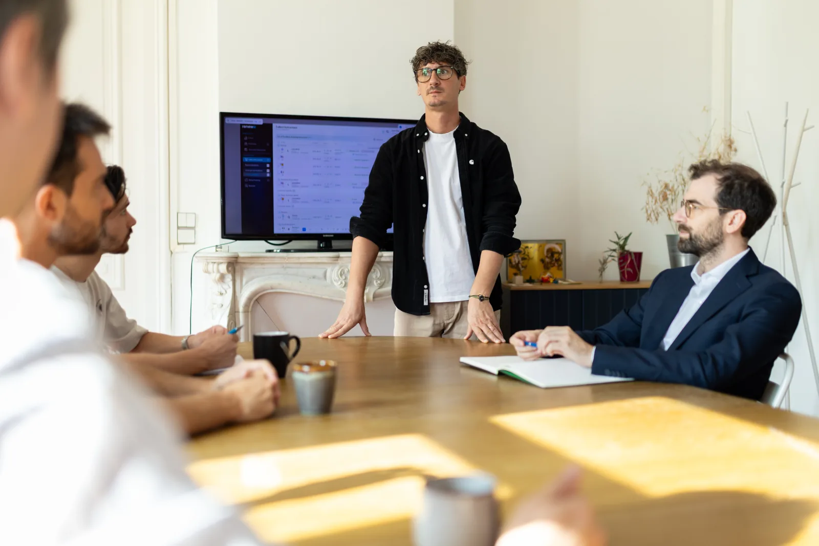 The Arkyan team discussing a software presentation around a table